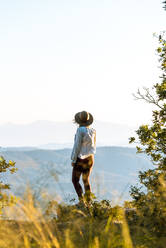 Frau genießt den Sonnenuntergang, Payson, Mogollon Rim, Arizona, Vereinigte Staaten - ISF23798