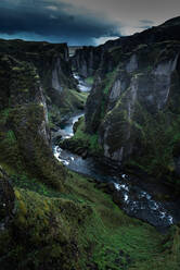 Fjadrargljufur-Schlucht mit dem durch sie fließenden Fluss Fjaðrá, Island - ISF23834