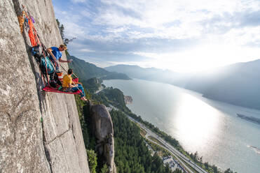 Big Wall-Klettern mit Portaledge, Squamish, British Columbia, Kanada - ISF23846