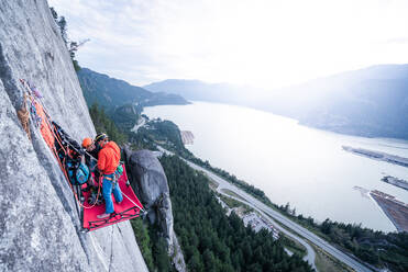 Big Wall-Klettern mit Portaledge, Squamish, British Columbia, Kanada - ISF23848