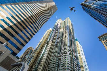 Flugzeug fliegt an Wolkenkratzern vorbei, Dubai - ISF23857