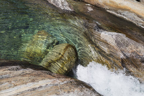 Steine und Felsen im klaren türkisfarbenen Wasser des Flusses Verzasca, Verzascatal, Tessin, Schweiz - GWF06455