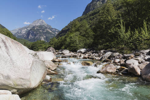 Steine und Felsen im klaren türkisfarbenen Wasser des Flusses Verzasca, Verzascatal, Tessin, Schweiz - GWF06460