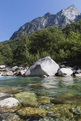 Steine und Felsen im klaren türkisfarbenen Wasser des Flusses Verzasca, Verzascatal, Tessin, Schweiz, lizenzfreies Stockfoto