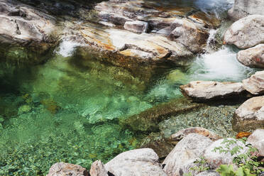 Steine und Felsen im klaren türkisfarbenen Wasser des Flusses Verzasca, Verzascatal, Tessin, Schweiz - GWF06463