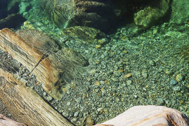 Steine und Felsen im klaren türkisfarbenen Wasser des Flusses Verzasca, Verzascatal, Tessin, Schweiz - GWF06464