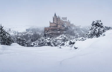 Blick auf die Burg Alcazar im Winter, Kastilien und Leon, Segovia, Spanien - DVGF00084