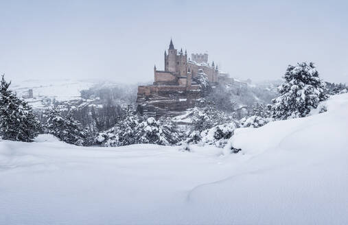 Blick auf die Burg Alcazar im Winter, Kastilien und Leon, Segovia, Spanien - DVGF00084