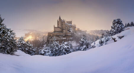 Blick auf die Burg Alcazar im Winter, Kastilien und Leon, Segovia, Spanien - DVGF00085