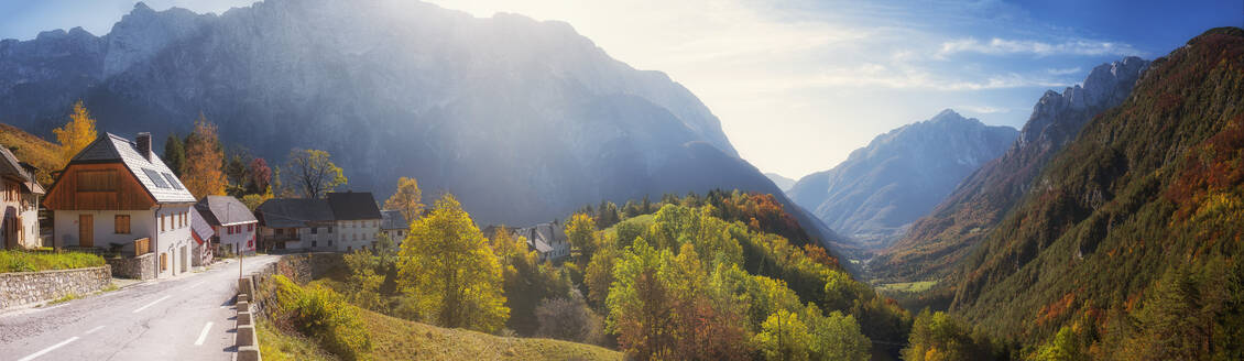 Slowenien, Panorama eines Dorfes im Triglav-Nationalpark mit bewaldetem Tal im Hintergrund - HAMF00588