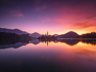 Slowenien, Bled, Langzeitbelichtung des Bleder Sees bei stimmungsvollem Sonnenaufgang - HAMF00590