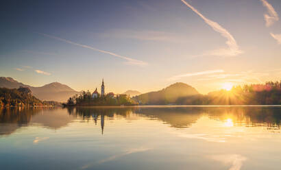 Slowenien, Bled, Bleder See bei Sonnenaufgang - HAMF00592