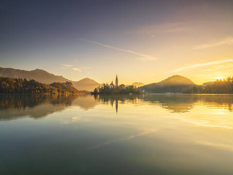 Slowenien, Bled, Bleder See bei Sonnenaufgang, lizenzfreies Stockfoto