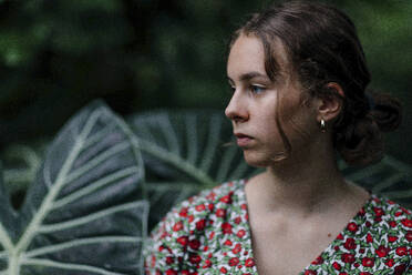 Porträt eines weiblichen Teenagers im Botanischen Garten, Blick zur Seite - OGF00159