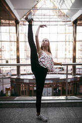 Ballerina tanzt auf dem Bahnhof - CAVF75016