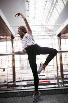 Ballerina tanzt auf dem Bahnhof - CAVF75019
