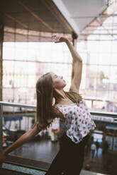 Balletttänzerin tanzt am Bahnhof - CAVF75021