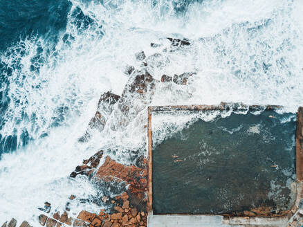 Luftaufnahme eines Rockpools mit Wellenschlag - CAVF75051