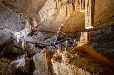 Im Inneren der 340 Millionen Jahre alten Jenolan-Höhlen in Australien - CAVF75128