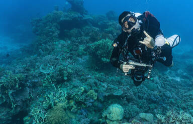 Taucher mit Unterwasserkamera posiert am Great Barrier Reef - CAVF75145