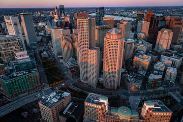 Stadtbild von Boston aus der Vogelperspektive vom Hubschrauber aus bei Sonnenaufgang. - CAVF75182