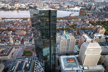 Luftaufnahme von Boston mit Blick auf ein reflektierendes Gebäude. - CAVF75183