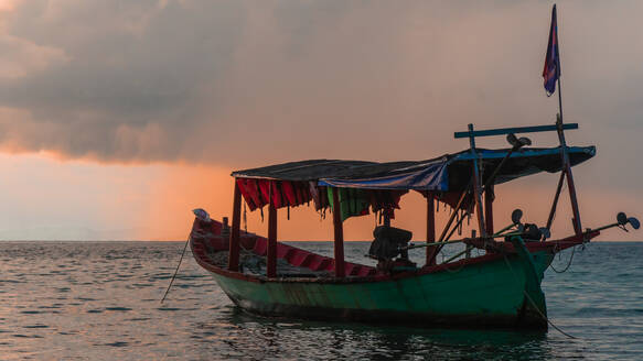 Die Insel Koh Rong, Kambodscha bei Sonnenaufgang: leuchtende Farben, Boote und Meer - CAVF75235