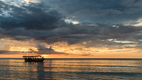 Tropischer Sonnenuntergang von der Insel Koh Rong, Kambodscha, lizenzfreies Stockfoto