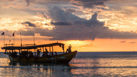 Tropischer Sonnenuntergang von der Insel Koh Rong, Kambodscha - CAVF75240