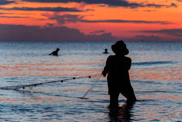 Ein Fischer fischt bei Sonnenuntergang auf Koh Rong, Kambodscha - CAVF75242