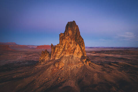 Luftaufnahme des Agathla Peak am Morgen von oben, Arizona, lizenzfreies Stockfoto