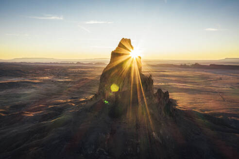 Luftaufnahme des Agathla Peak am Morgen von oben, Arizona - CAVF75268