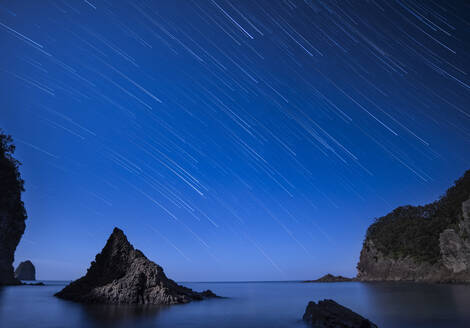 Sternenschweif über dem Meer an der Futou-Küste auf der Halbinsel Izu, Präfektur Shizuoka, Japan - CAVF75282