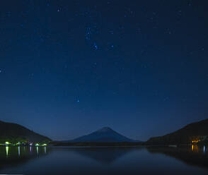 Sternenhimmel über dem Berg Fuji in einer klaren Nacht vom Shoji-See aus, Präfektur Yamanashi, Japan - CAVF75284