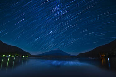 Sternenspuren über dem Berg Fuji in einer klaren Nacht vom Shoji-See aus, Präfektur Yamanashi, Japan - CAVF75285