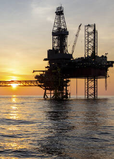 Offshore-Gasförderplattform bei Sonnenuntergang - CAVF75312