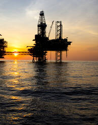 Offshore-Gasförderplattform bei Sonnenuntergang - CAVF75315