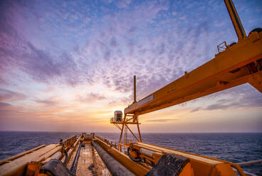Offshore-Bohrungen bei Sonnenuntergang im Golf von Mexiko - CAVF75325
