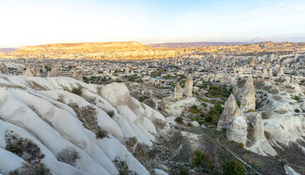 Panorama von Goreme und dem Berg Erciyes bei Sonnenuntergang in der Türkei - CAVF75368