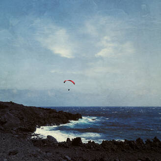 Spanien, Provinz Santa Cruz de Tenerife, Los Llanos de Aridane, Gleitschirmflug über die Küste der Insel La Palma - DWIF01075