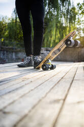 Junge Frau in einem Skatepark - GIOF08015