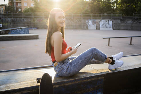 Junge Frau in einem Skatepark - GIOF08027