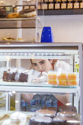 Junge Frau arbeitet in einer Bäckerei - LJF01333