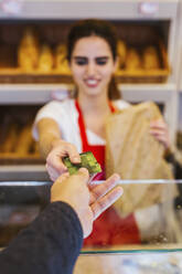 Customer paying with credit card in a bakery - LJF01338