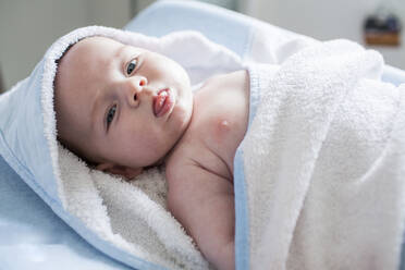 In ein Handtuch gewickeltes Baby nach einem Bad - LJF01362