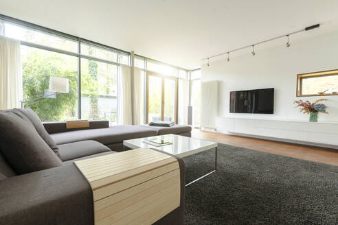Modernes Wohnzimmer im Designhaus mit großen Fenstern - SBOF02083