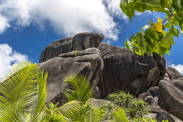Seychellen, Niedriger Blickwinkel auf Granitfelsen bei Source dArgent - MABF00553