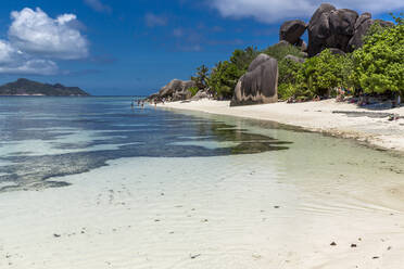 Seychellen, Sandiger Küstenstrand der Insel La Digue im Sommer - MABF00554
