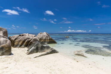 Seychellen, Felsbrocken am sandigen Küstenstrand der Insel La Digue im Sommer - MABF00555