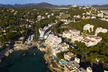 Spanien, Balearische Inseln, Costa de la Calma, Luftaufnahme einer Küstenstadt im Sommer - AMF07875